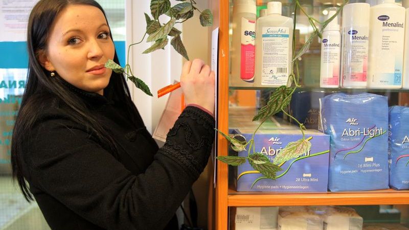 Anita Bourkhcsi vyplňuje v nemocniční lékárně darovací smlouvu za svoji dceru. Byly na ušním, příště půjdou do lékárny ve městě, aby nemusely čekat.