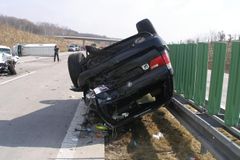 D11 u Prahy zastavily dvě nehody, tvoří se dlouhé kolony