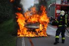 Na D8 hořelo auto, dálnice byla dvě hodiny uzavřená. K žádnému zranění nedošlo