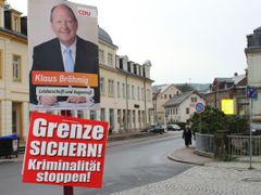 Klaus Brähmig (CDU) na plakátu v Bad Schandau. Sympatizanti neonacistické NPD mu "připsali" heslo, které není jeho: "Zajistit hranice!"