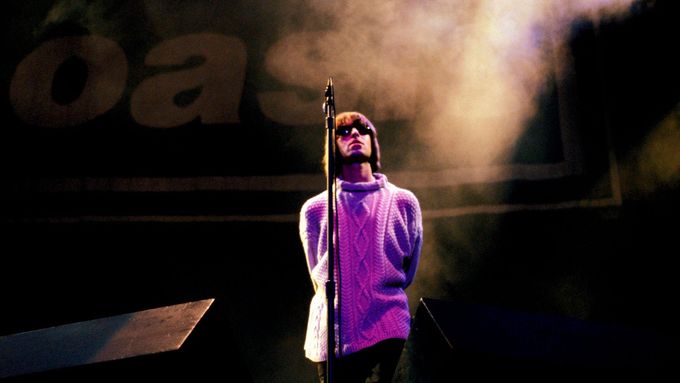 Liam Gallagher se vrátí do Knebworth Parku, kde roku 1996 (na snímku) slavně vystoupil s Oasis.