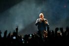 Bono podstoupil naléhavou operaci, U2 odkládají turné