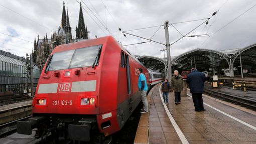 Vlaky v Německu zastavil orkán Niklas (na snímku Kolín nad Rýnem).