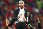 Marocký trenér Valíd Radžradžuí se po sobotním čtvrtfinále mistrovství světa v Kataru ocitl nad hlavami svých svěřenců.