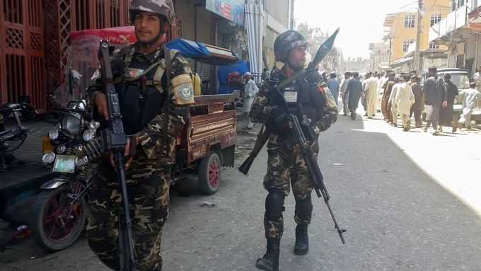 Afghánská policie na místě útoku v Dželálábádu.