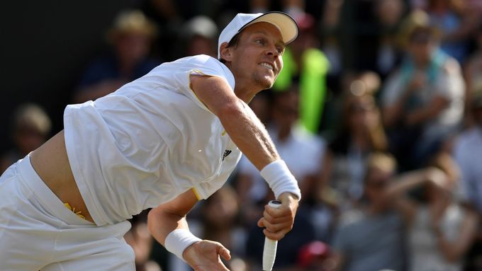 Servírující Tomáš Berdych. Jeho druhé podání na Wimbledonu překvapivě píše.