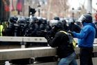 Francii opět paralyzovaly protesty žlutých vest, v ulicích se bouřilo 125 000 lidí