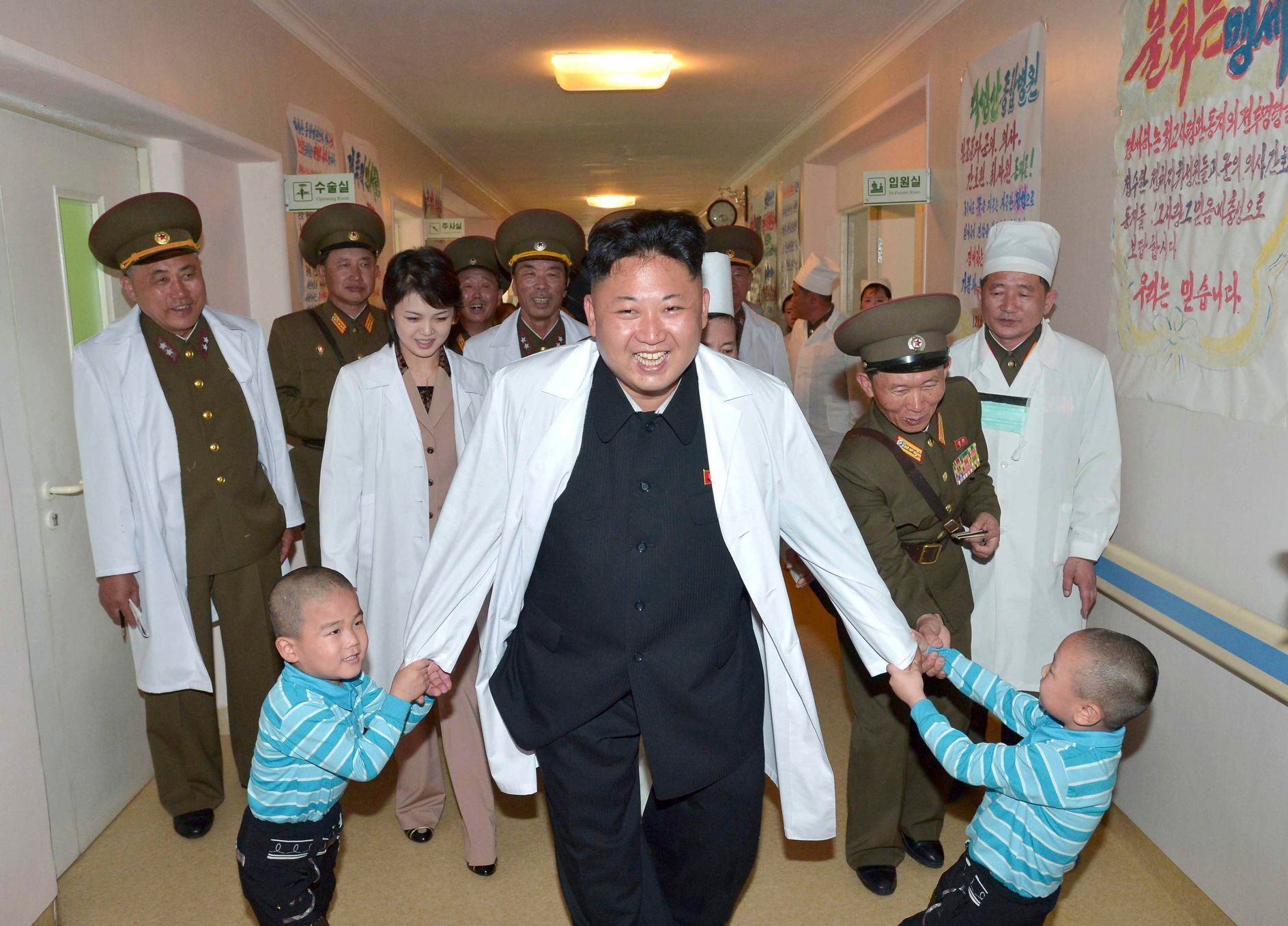 Kim Čong-un si hraje s dětmi během návštěvy nemocnice.