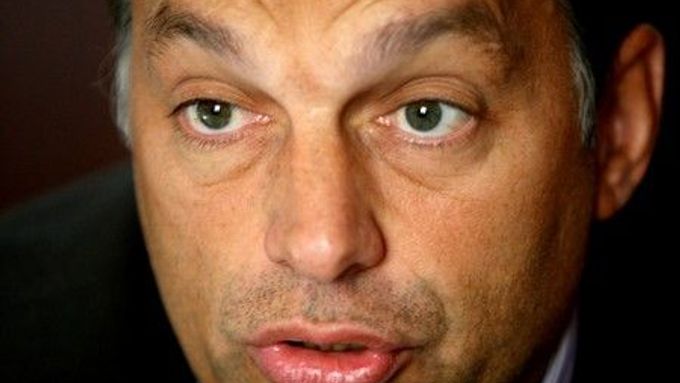 Objevují se obvinění, že za kauzou stojí strana Fidesz Viktora Orbána. Ta to odmítá a naopak obviňuje vládní socialisty