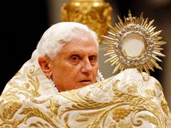 Poslední letošní mši odsloužil ve Svatopeterské bazilice v Římě papež Benedict XVI.