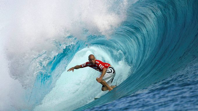 Americký surfař Kelly Slater při slavném závodě Billabong Pro na Tahiti