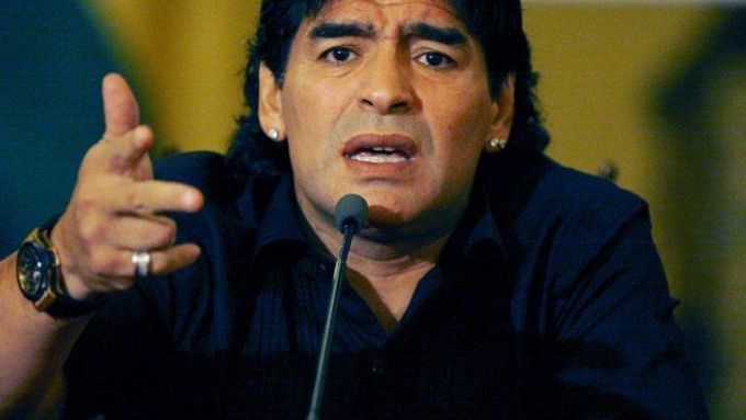 Buď dostanu svého asistenta, nebo skončím, hrozí Maradona.
