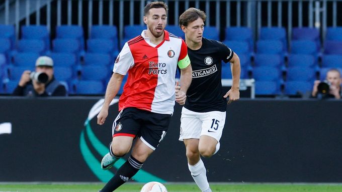 Orkun Kökcü jako kapitán Feyenoordu s páskou na rukávu. Při zápase s Alkmaarem se jí však vzdal.