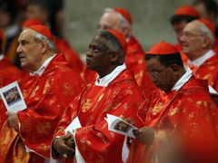 Kardinál Peter Turkson z Ghany (vlevo) patří mezi hlavní kandidáty na post nového papeže.