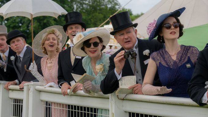 Laura Carmichaelová, Harry Hadden-Paton, Elizabeth McGovernová, Hugh Bonneville, Michelle Dockeryová ve filmu Panství Downton: Velké finále.