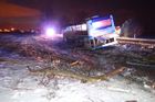 Při nehodě autobusu u Středokluk zemřela žena, sedm lidí se zranilo