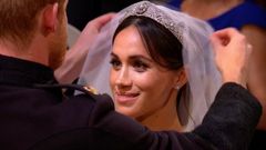 Princ Harry odhaluje závoj Meghan Markleové na jejich svatbě.