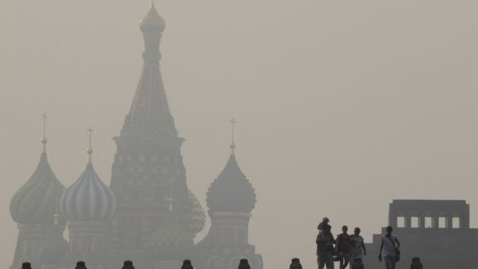 Rudé náměstí v Moskvě, pokryté smogem z nedalekých požárů.