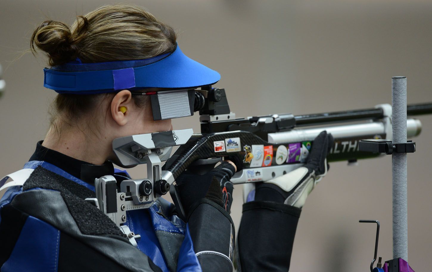 Česká střelkyně Adéla Sýkorová střílí z malorážky v kvalifikaci na 50 metrů na OH 2012 v Londýně.