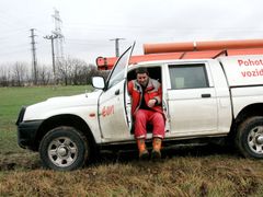 Opravář odpočívá v pohotovostní voze po opravě elekrického vedení u Čimelic.