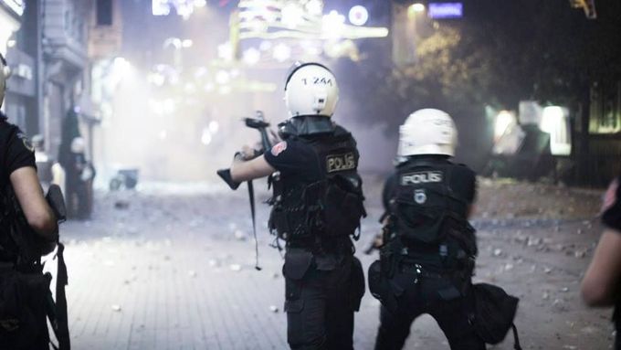 Několik mrtvých, stovky zatčených, tisíce zraněných. Taková je dosavadní bilance masových demonstrací proti vládě premiéra Recepa Erdogana. Vše začalo na Taksímském náměstí v Istanbulu. Podívejte se, jak tamní dění před pár dny zaznamenal turecký amatérský fotograf Naim Salman.