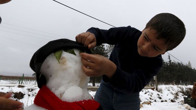 Foto: Dětem z Rakky se sníh líbí. Uprchlíci staví sněhuláky v Libanonu, bez bund a v pantoflích
