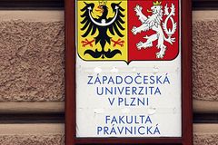 Komise nerozhodla o prodloužení akreditace práv v Plzni