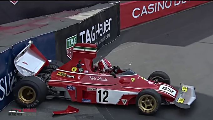 Havárie Charlese Leclerca s Ferrari 312B3 Nikiho Laudy na Monaco Historic Grand Prix.