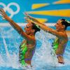 Italské synchronizované plavkyně Giulia Lapiová a Mariangela Perrupatová v kvalifikaci na OH 2012 v Londýně.