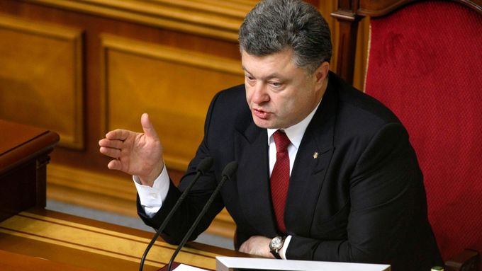 "Je zapotřebí, aby lidé dostali možnost přežít těžké období a věděli, že mohou počítat se státní pomocí," říká ukrajinský prezident Porošenko.