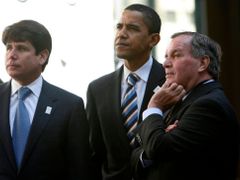 Illinoiský guvernér Rod Blagojevich (vlevo) s bývalým senátorem Barackem Obamou a chicagským starostou Richardem Daleym letos v dubnu, kdy byla Obamova předvolební prezidentská kampaň v plném proudu