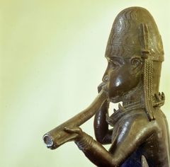 Na ilustračním snímku je beninský bronz znázorňující hráče na dechový nástroj ze 17. století. Dílo se nachází ve sbírkách Britského muzea.