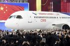 Čínská konkurence Boeingu i Airbusu má poprvé letět ještě letos