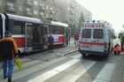 Muž uvízl na Výtoni pod tramvají, v nemocnici zemřel