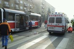 V Plzni se srazilo auto s tramvají, řidič těžce zraněn