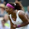 Americká tenistka  Serena Williamsová se raduje z vítězství nad Češkou Barborou Záhlavovou Strýcovou v 1. kole Wimbledonu 2012.