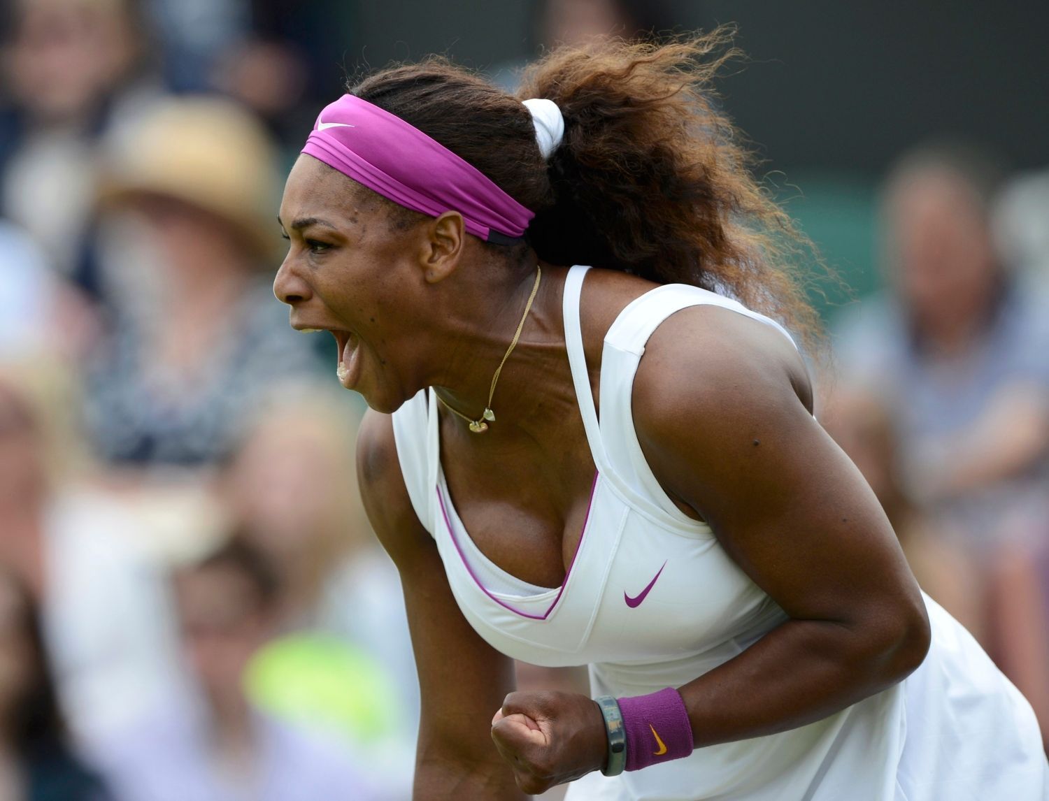 Americká tenistka  Serena Williamsová se raduje z vítězství nad Češkou Barborou Záhlavovou Strýcovou v 1. kole Wimbledonu 2012.