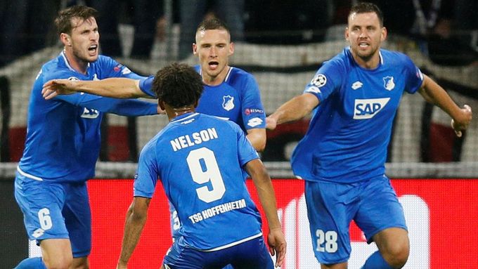 Pavel Kadeřábek (uprostřed) slaví se spoluhráči z Hoffenheimu svůj gól v síti Lyonu
