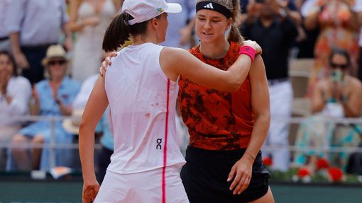 Karolína Muchová blahopřeje Šwiatekové k titulu na French Open