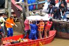 Malajsie zatím našla 61 těl z převržené lodi, naděje klesá