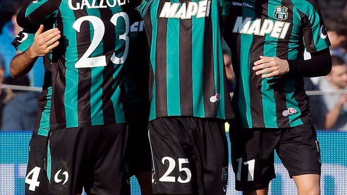Fotbalisté Sassuola slaví gól proti Interu