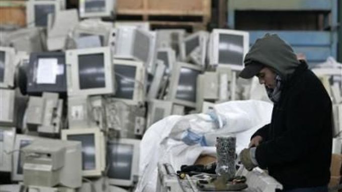 Dělník rozmontovává nepoužitelné počítače, Buenos Aires, červen 2008.