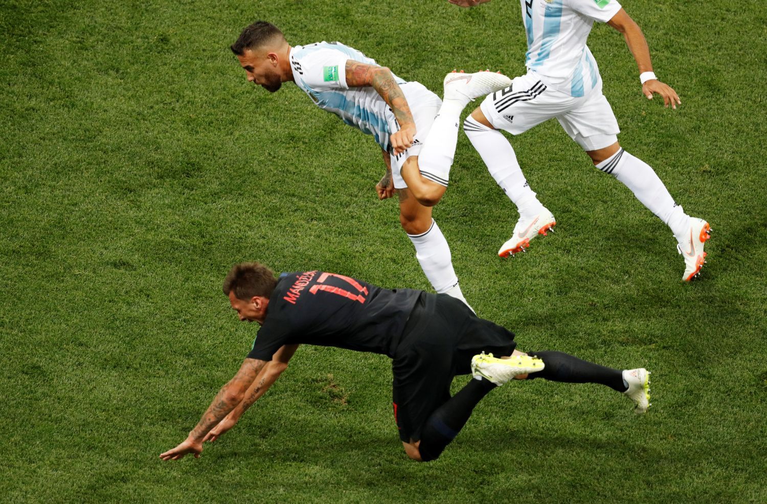 Nicolas Otamendi a Mario Mandžukič (17) v zápase Argentina - Chorvatsko na MS 2018