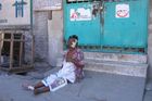 Jedna z prvních zraněných, které jsem v ulicích Port au Prince spatřil; seděla třetí den před jednou ze spadlých nemocnic, které Lékaři bez hranic provozovali ještě před zemětřesením, a čekala, až jí někdo pomůže.