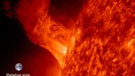 Výjev z mohutné erupce plazmatu během dvou hodin na Silvestra roku 2012. Erupce dosáhla až do vzdálenosti přes 250 tisíc kilometrů. Pro srovnání je naznačená velikost Země.