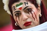 Íránská fanynka dorazila na duel základní skupiny s Walesem s nalíčenými krvavými slzami. Ty připomněly protesty, které během turnaje probíhaly po celém Íránu.