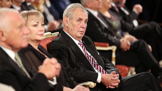 Podívejte se na záznam brífinku Miloše Zemana a jeho manželky Ivany k prezidentské kandidatuře.