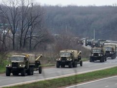 Konvoj ukrajinské armády míří do Doněcku na východě země.