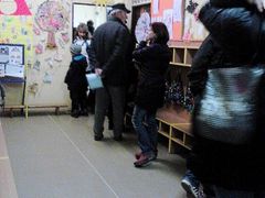 V mateřské školce v Dobřanech se tvořily fronty.