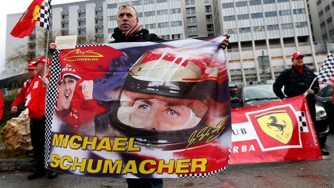 Michael Schumacher je fanoušky Ferrari legendou. Podívejte se, jak ho podpořili.
